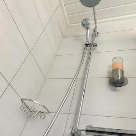 Schwarz-weiss Apartman *